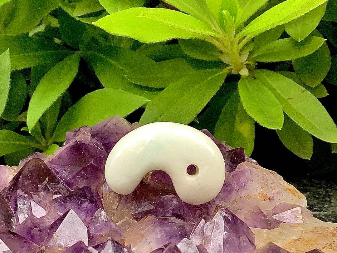 ✳綺麗な淡い緑入り　糸魚川翡翠勾玉　本物の守護石　お守りにお身近に　鑑別書取得付