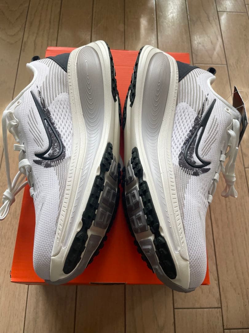 [新品未使用品]ナイキ　ボメロ18 26.0cm