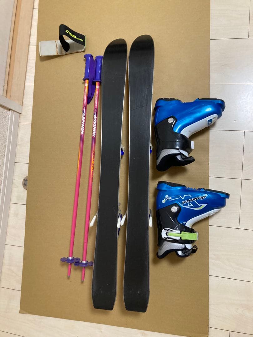 たつKAZAMAキッズ用スキー板90cmブーツ16-17.5cmストック