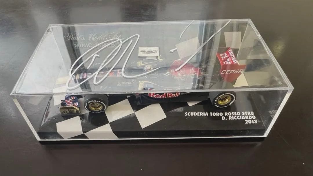 F1 TORO ROSSO STR8ダニエルリカルド直筆サイン入り