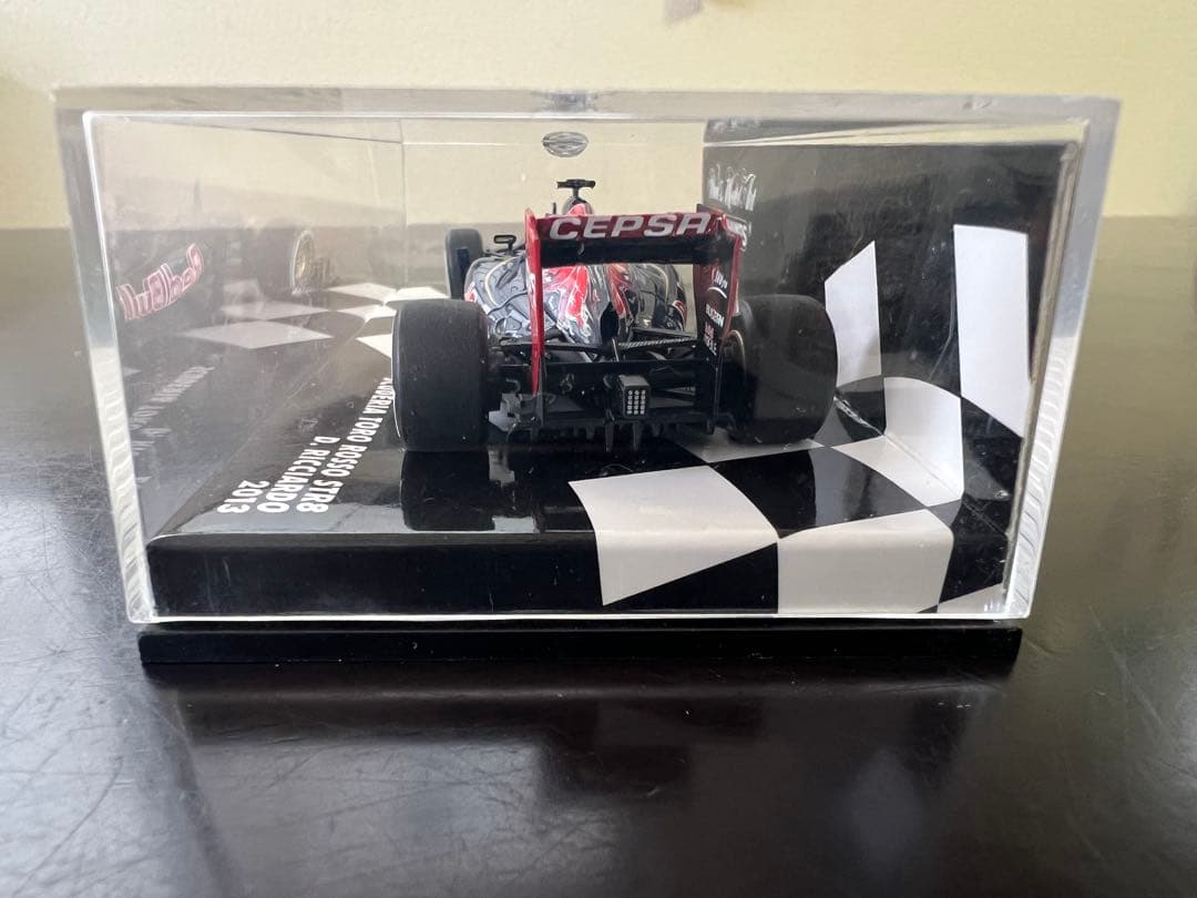 F1 TORO ROSSO STR8ダニエルリカルド直筆サイン入り
