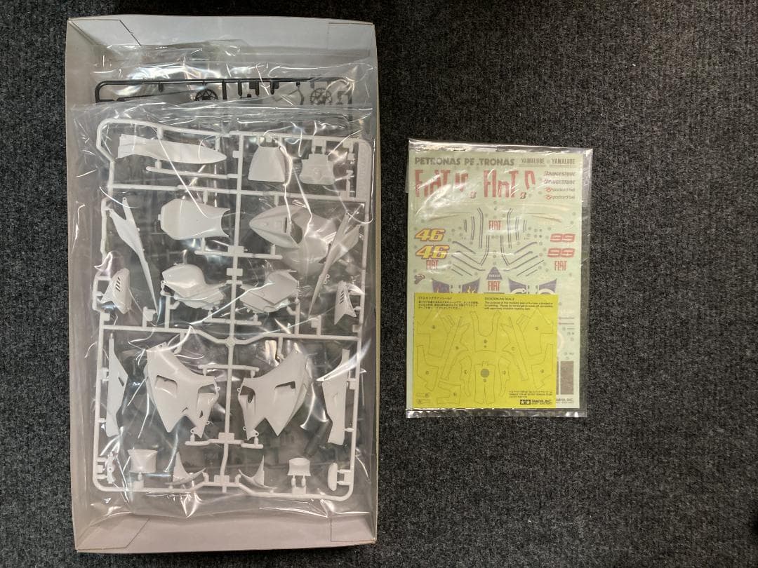 TAMIYA YAMAHA YZR-M1 '09 & ロッシフィギュア