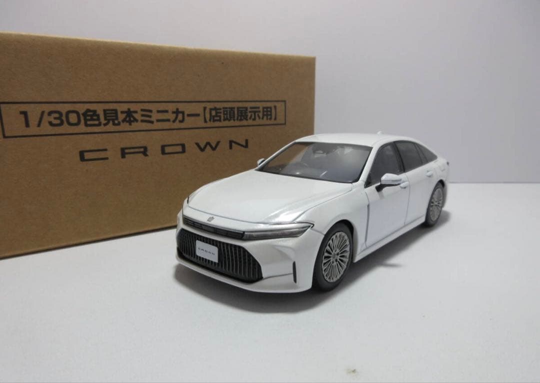 トヨタ　クラウンセダン　ホワイト　カラーサンプル