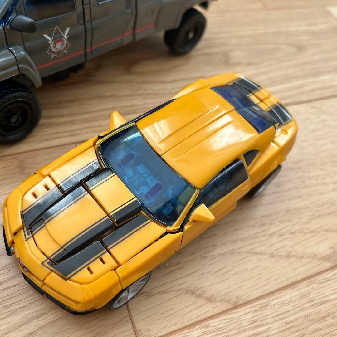 トランスフォーマー　バンブルビー　アイアンハイド　タカラトミー　ハッピーセット