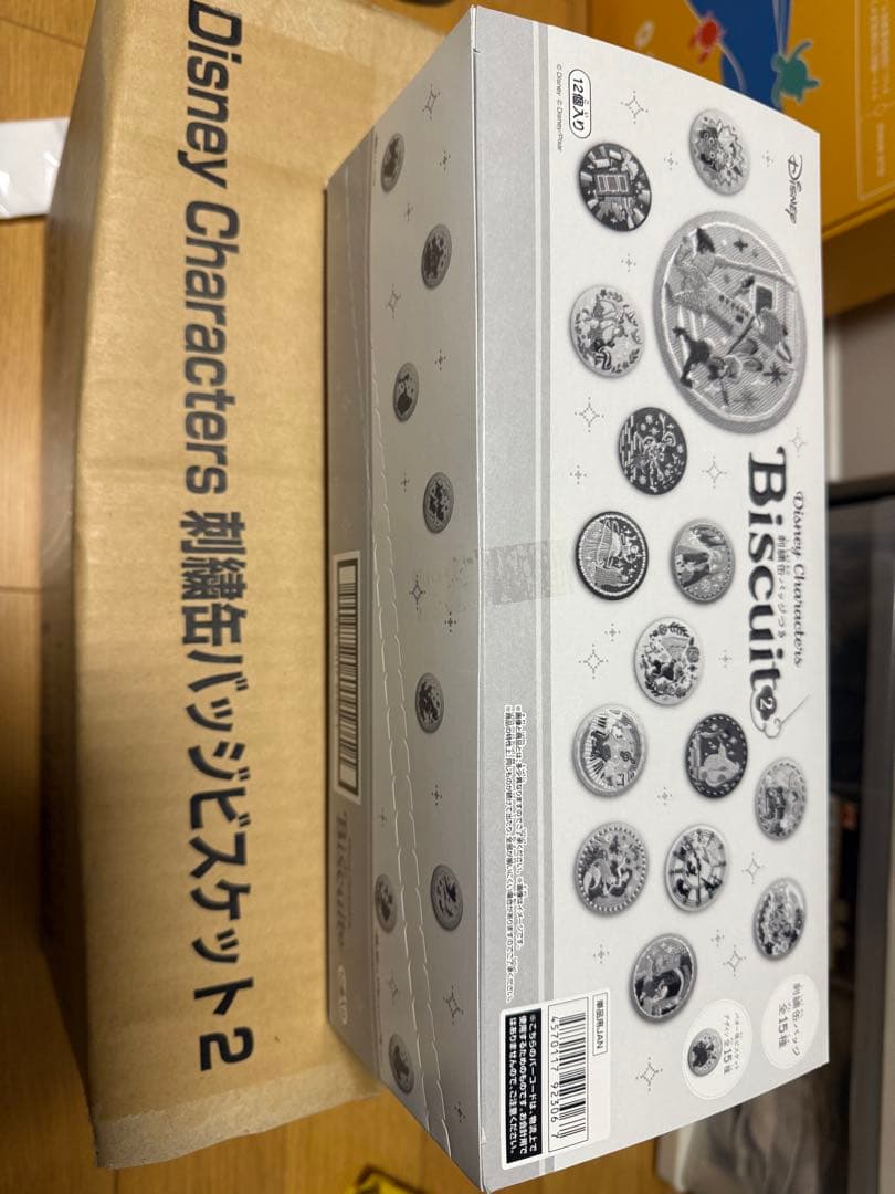 ディズニーキャラクターズ刺繍缶バッジビスケット２新品未開封　1BOX