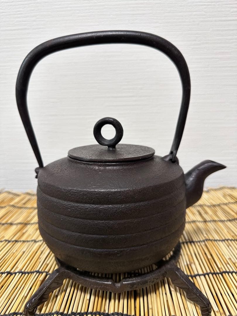 未使用、保管品　岩手県奥州 佐秋鋳造所 佐藤守巨造 真作保証　南部鉄瓶 南部鉄器