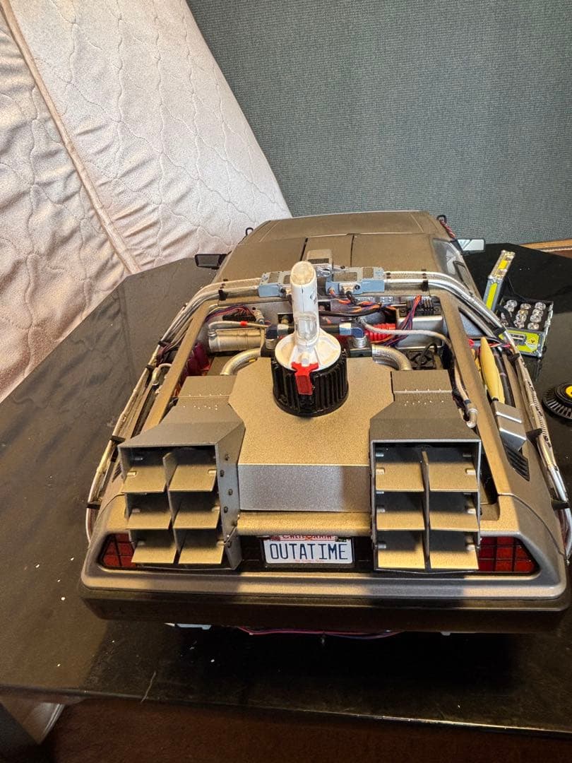 デロリアン ミニカー 1/18 LEDライト付き ディアゴスティーニ完成品