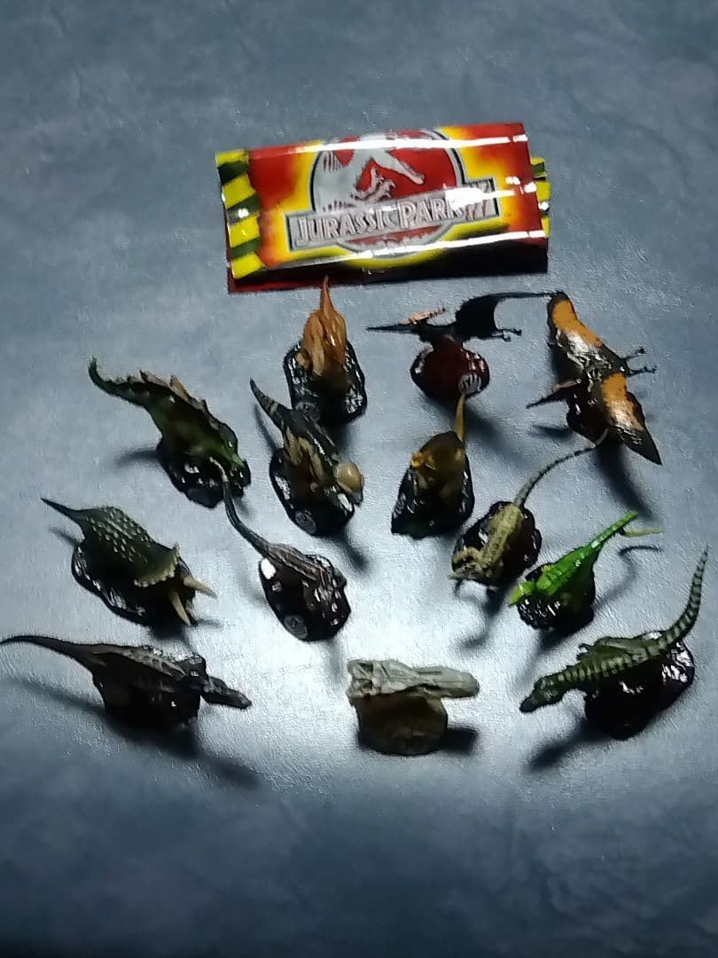海洋堂　ジュラシックパークⅢ フィギュア&琥珀虫入り＋三葉虫化石（本物）