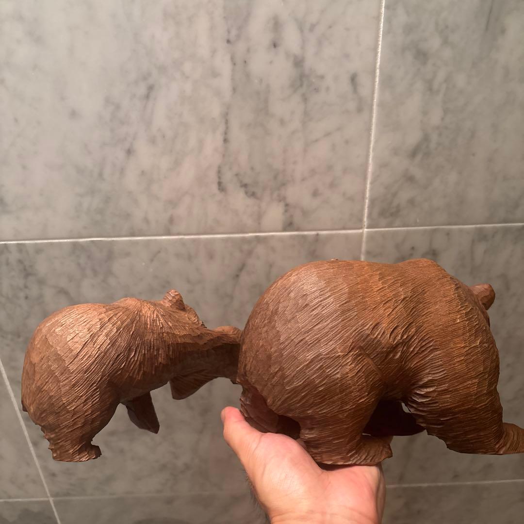 平野幸人 作(琇) 北海道アイヌ伝統民藝　葡萄と鮭をくわえる親子熊の一刀彫り彫刻
