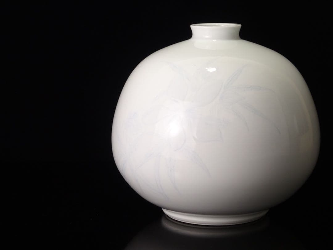 人間国宝　井上萬二　本人作　白磁　染彫　花文　壷　丸壷　花瓶　花器　花入