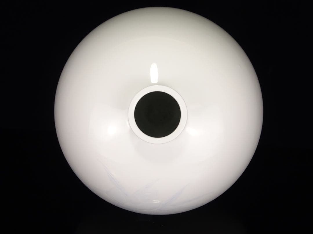 人間国宝　井上萬二　本人作　白磁　染彫　花文　壷　丸壷　花瓶　花器　花入