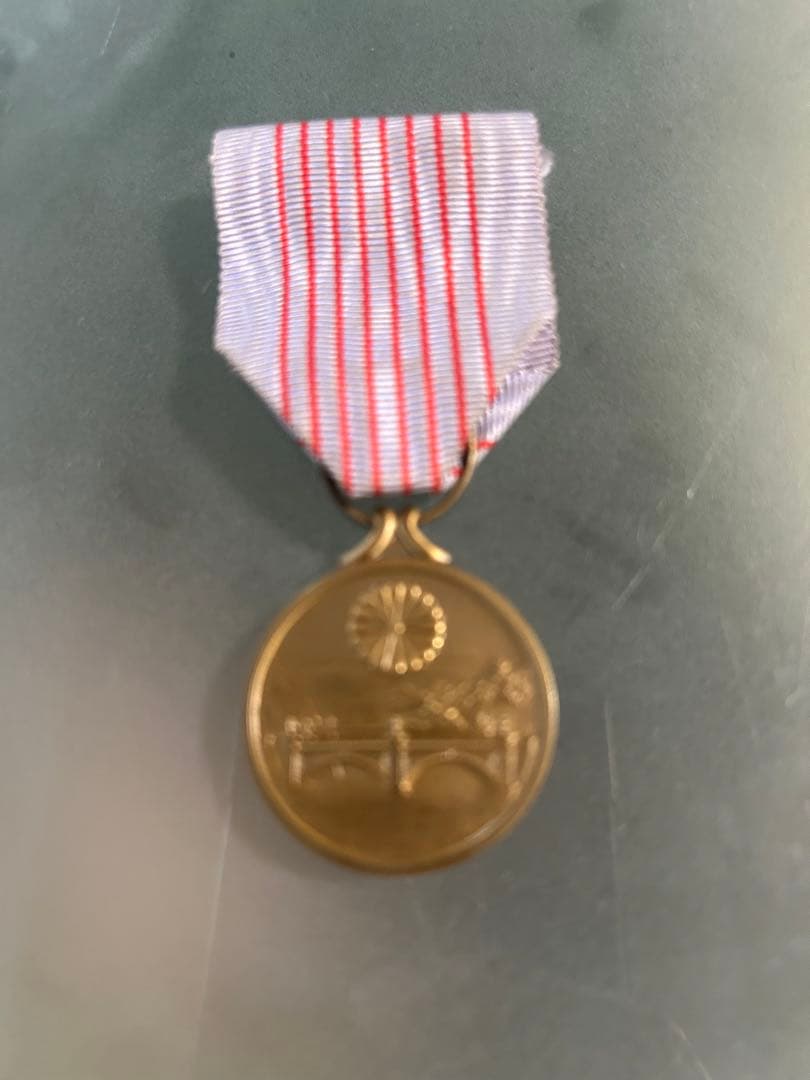 銀色メダル 建物彫刻付き