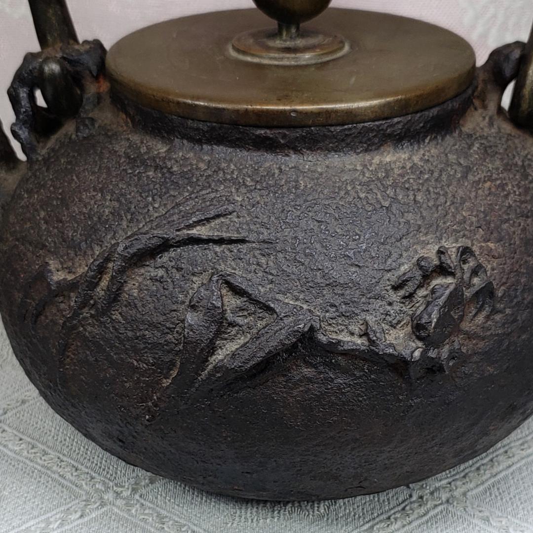 ◆『亀文堂 日本梅泉 岩柳葦蟹図平丸鉄瓶』◆検）龍文堂 金寿堂 安之介 光玉堂