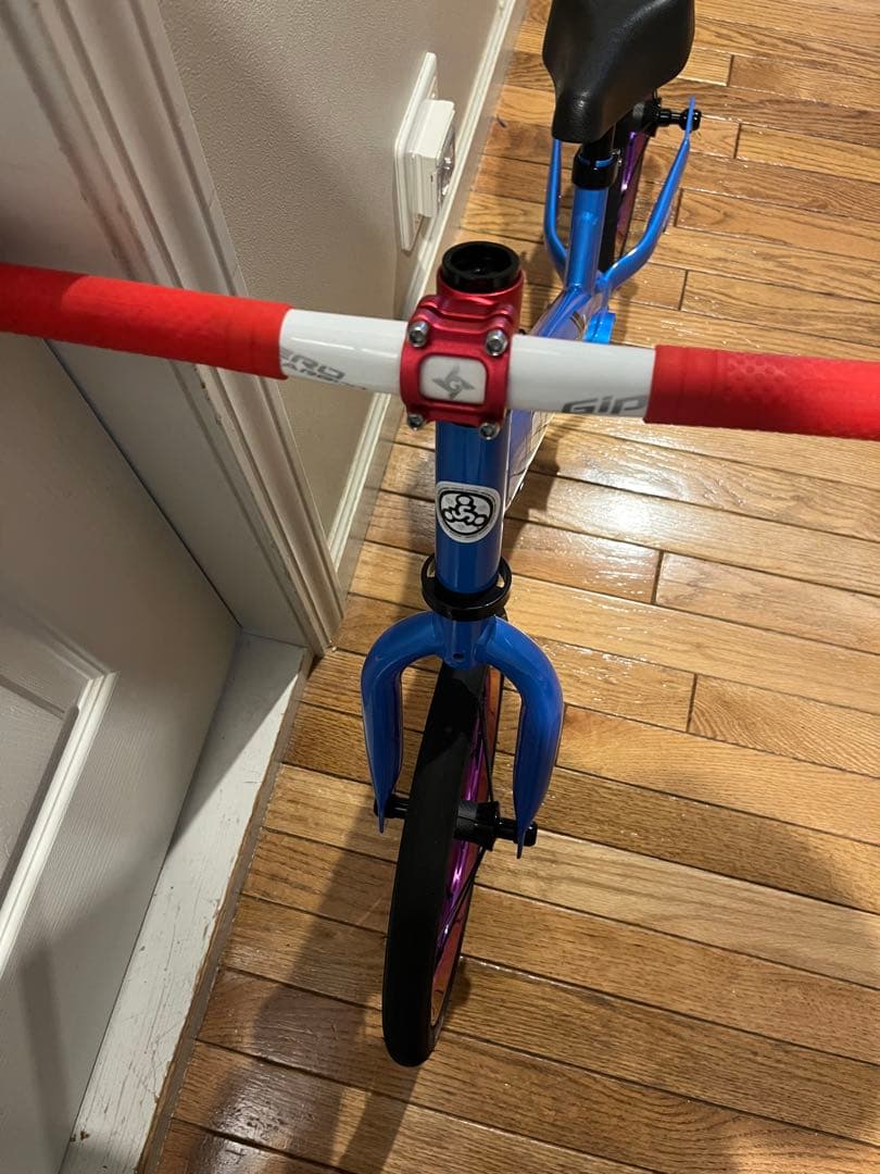 STRIDER 14x ブルー　ホイールは別売