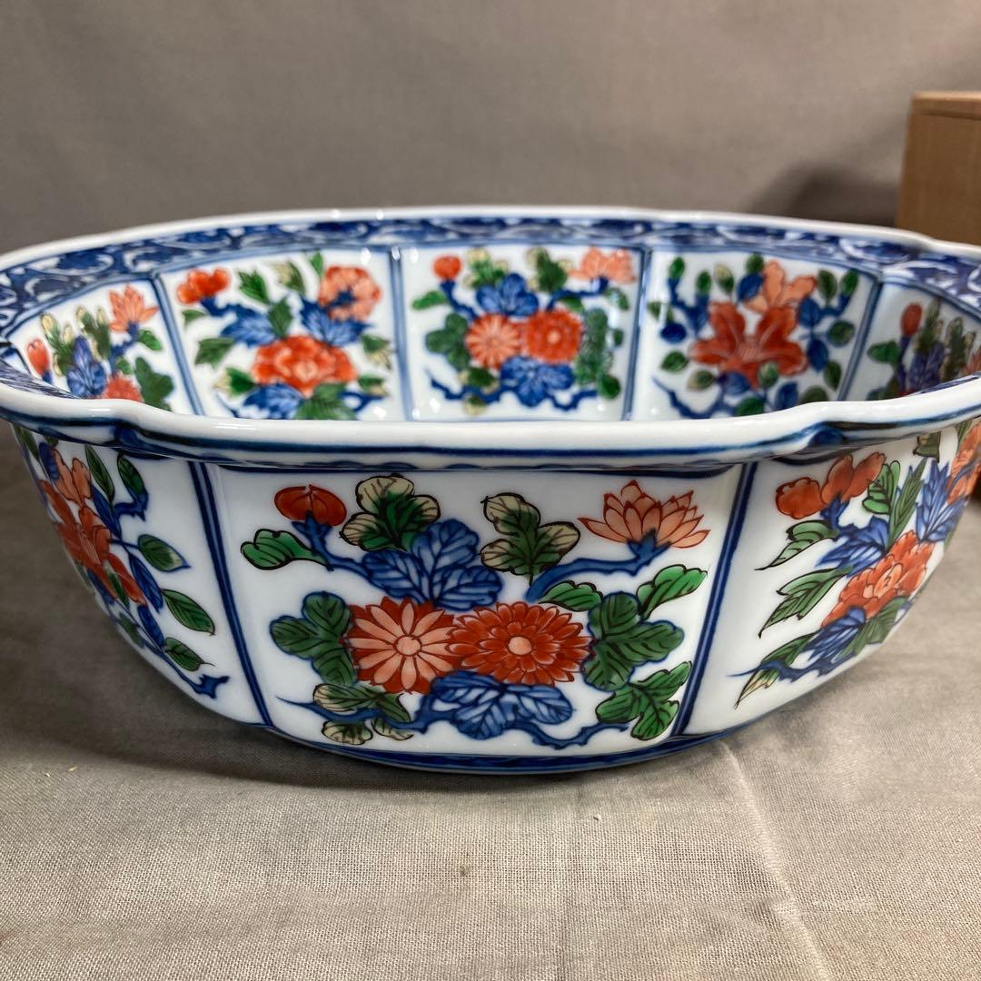 【源右衛門】古伊万里の伝統　日本の名窯　舘林源右衛門作　花割牡丹見込文　八角鉢