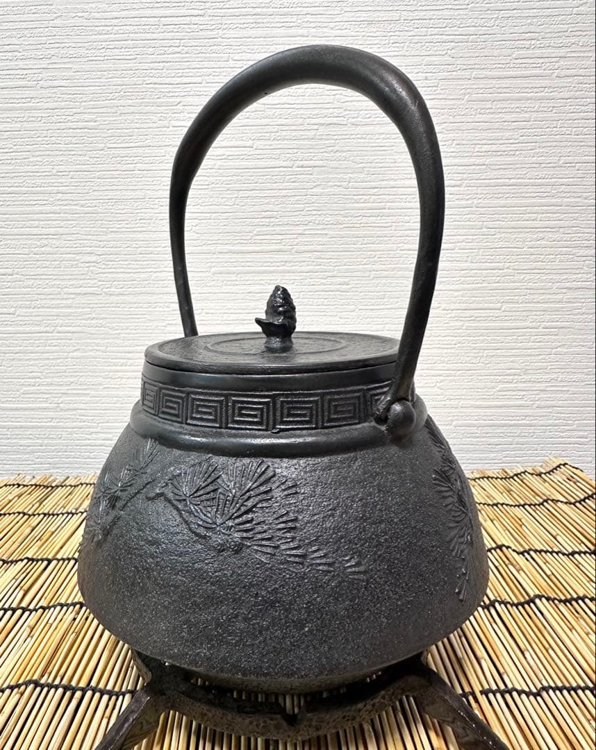 ほぼ未使用品、美品　南部長文堂 コシキ松　南部鉄瓶　南部鉄器　鉄瓶