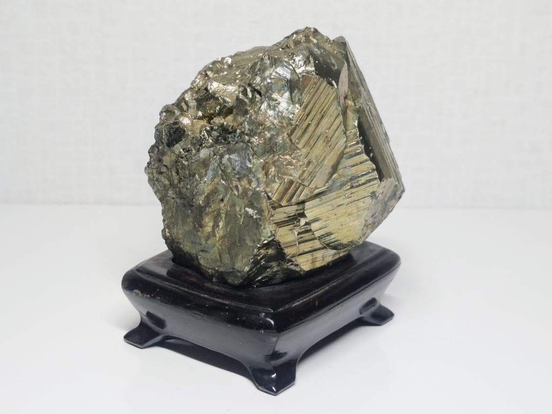 パイライト 700g 黄鉄鉱 原石 鑑賞石 自然石 誕生石 鉱物 鉱石 水石