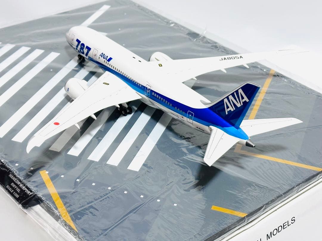 全日空商事 1/200 ANA B787-8 滑走路パネル付き NH20055