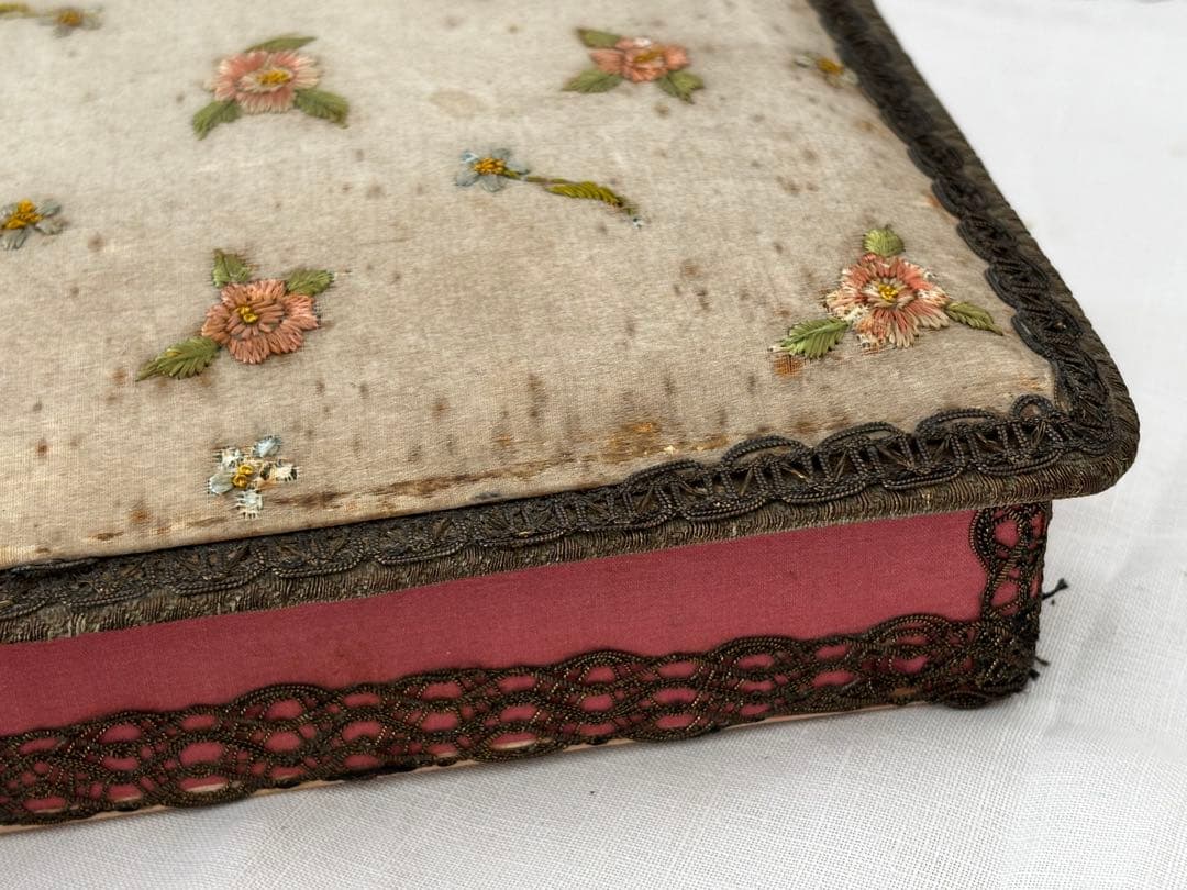 フランスアンティーク　カルトナージュ　小物入れ　刺繍　イニシャル入り