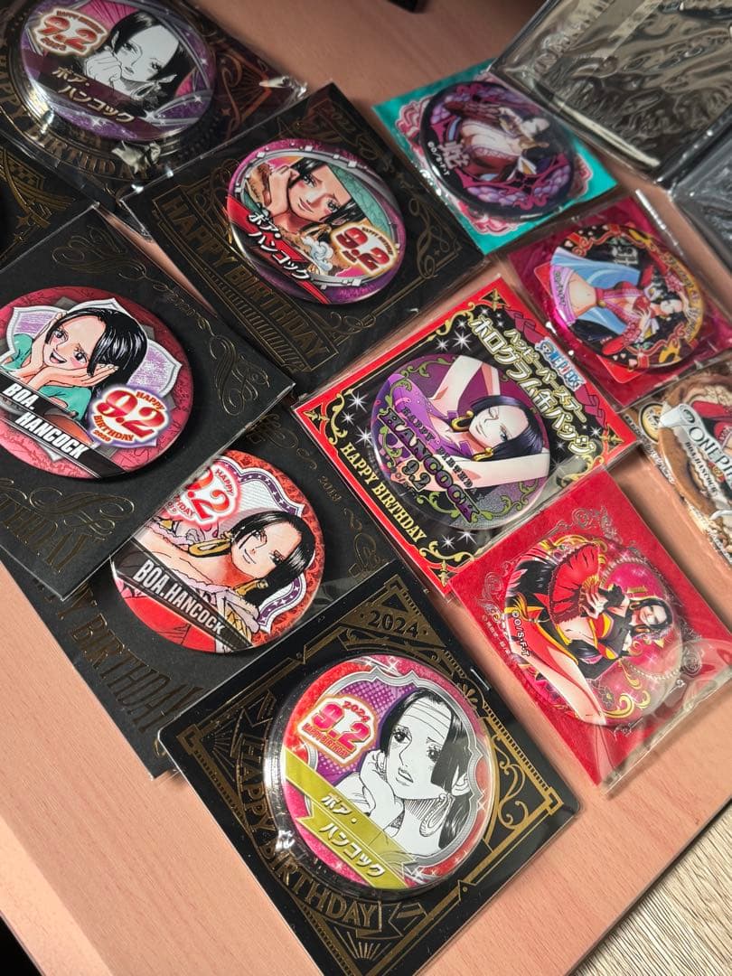 ハンコック　缶バッジ　フィギュア