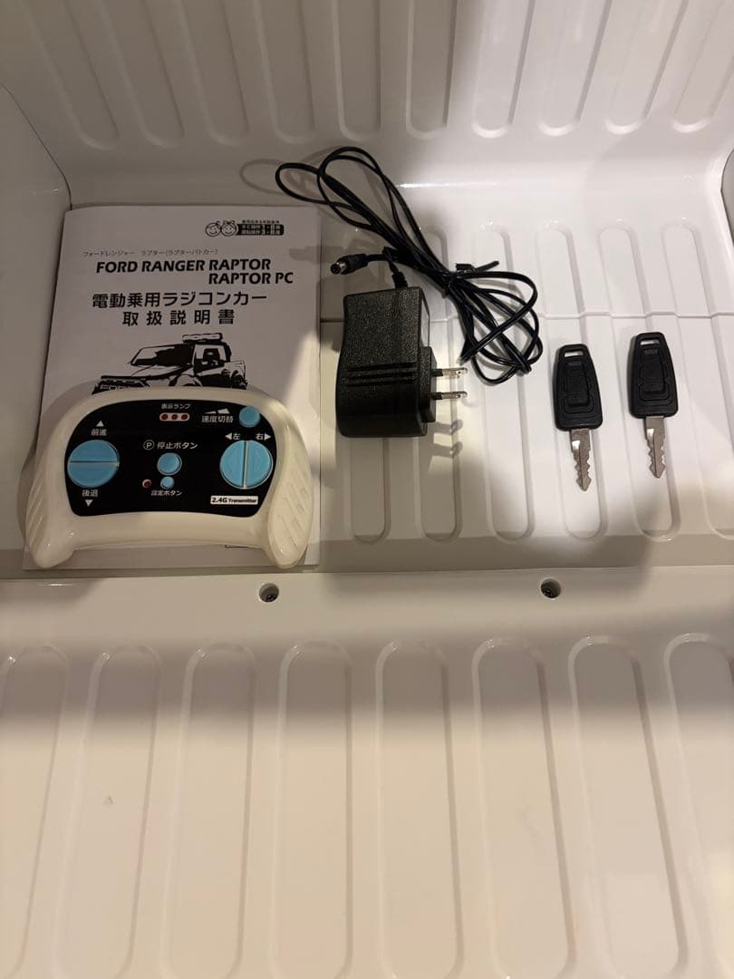 乗用玩具　フォードレンジャーラプター 電動ラジコンカー