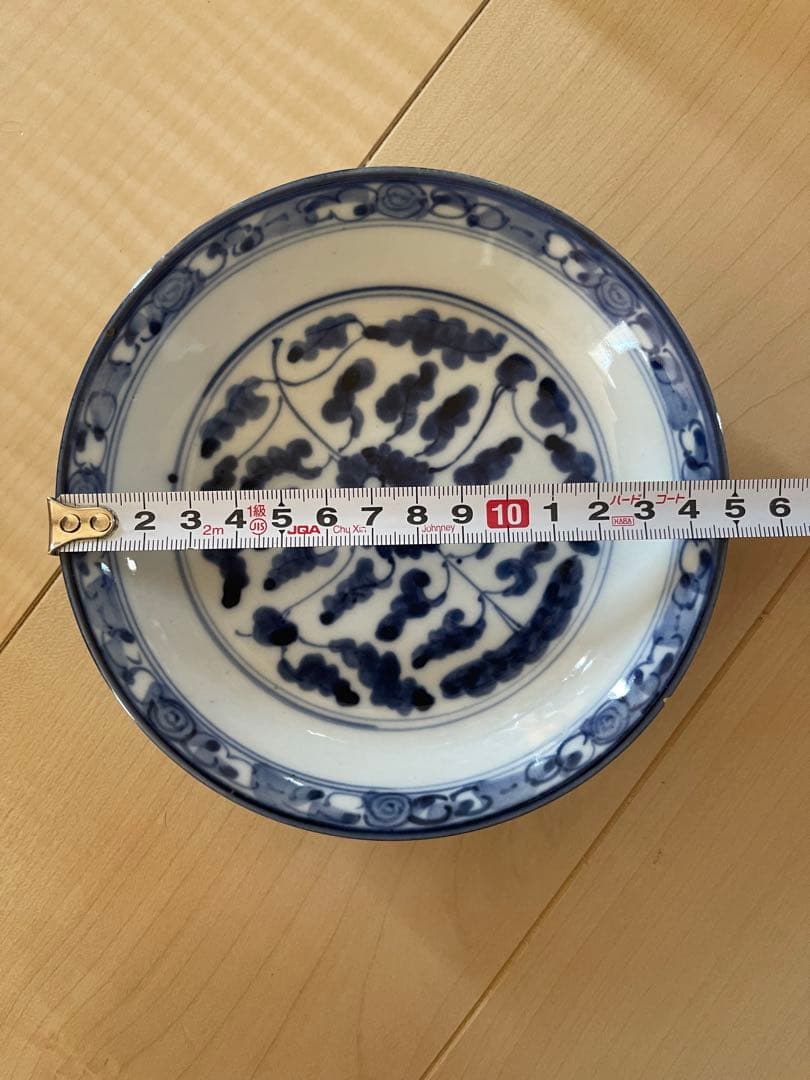 青と白の花模様の皿 陶磁器