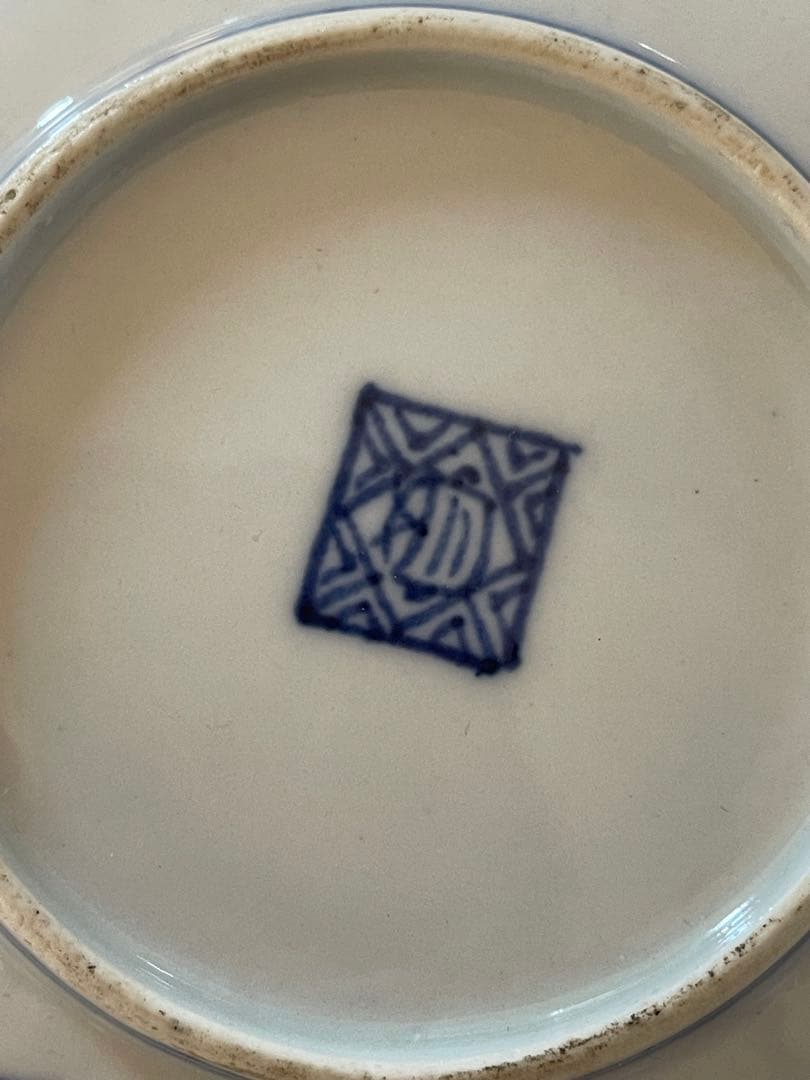 青と白の花模様の皿 陶磁器