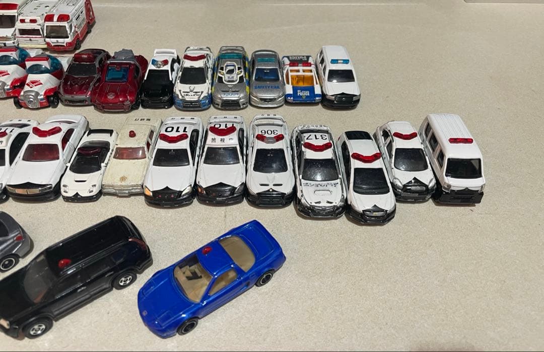 トミカ救急車•警察車両系　ミニカーまとめ売り54台セット