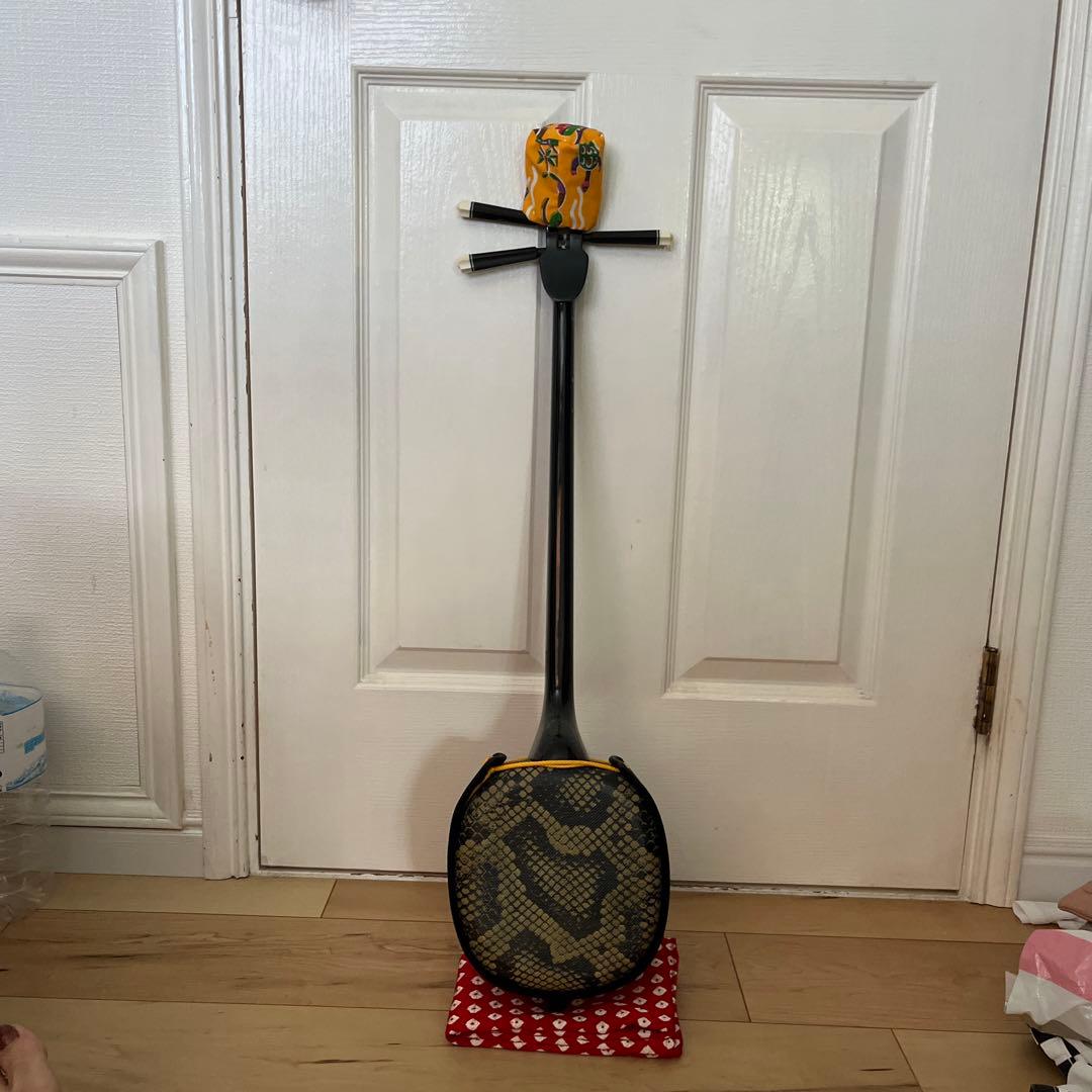 三味線本体 黒と金の装飾