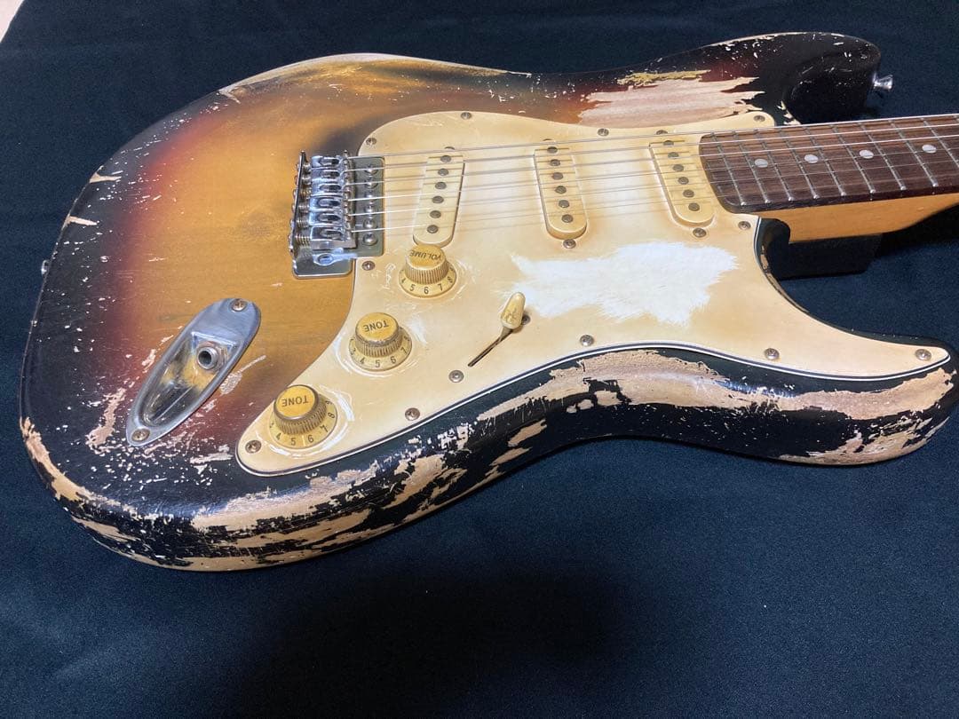 早い者勝ち　ストラトキャスタータイプ　ニトロセルロースラッカー塗装