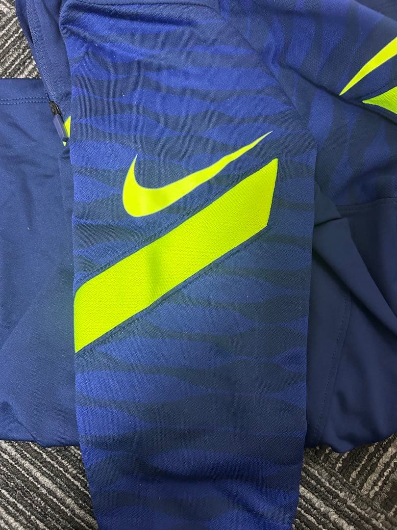 NIKE スポーツウェアー　上下セット　上M下S