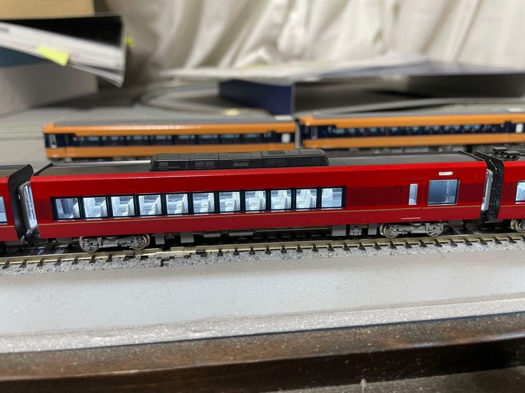 近鉄「ひのとり（8両編成）に室内灯取り付け致します。