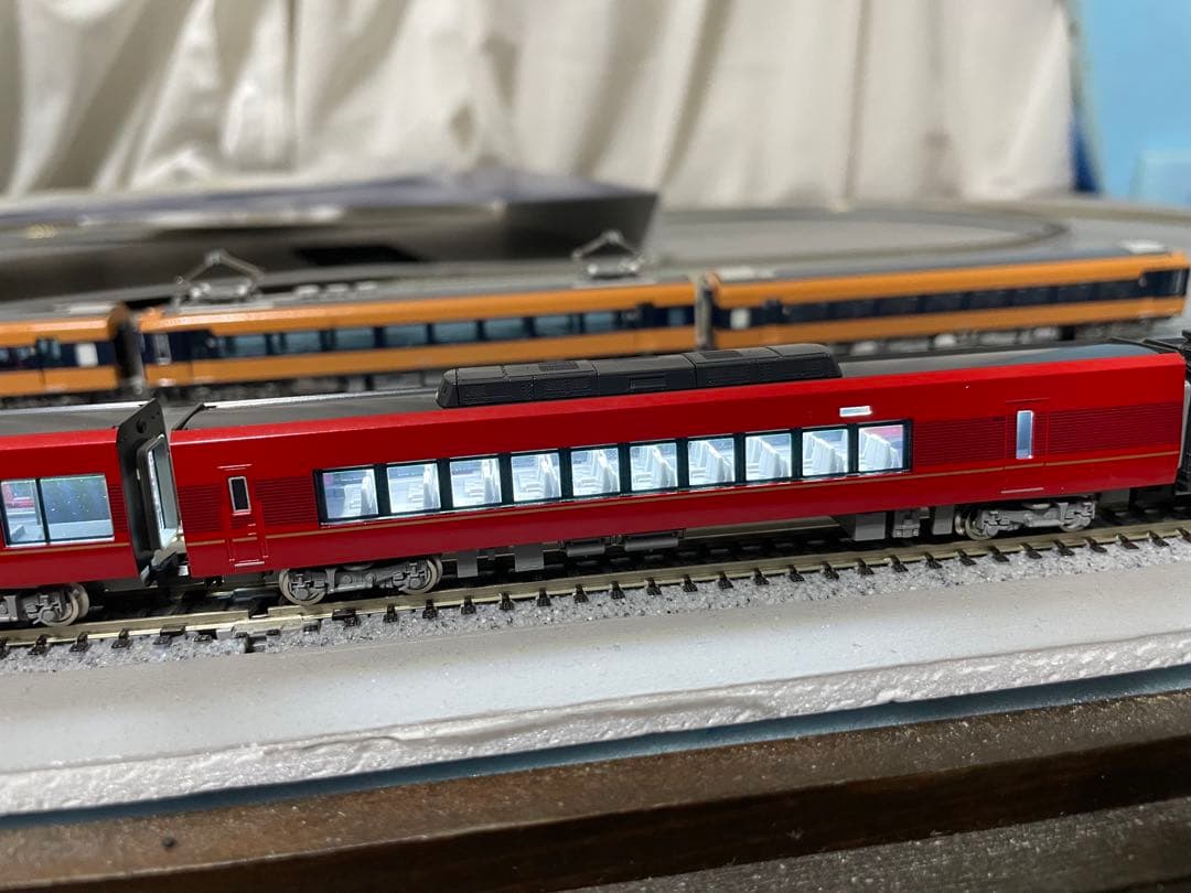 近鉄「ひのとり（8両編成）に室内灯取り付け致します。