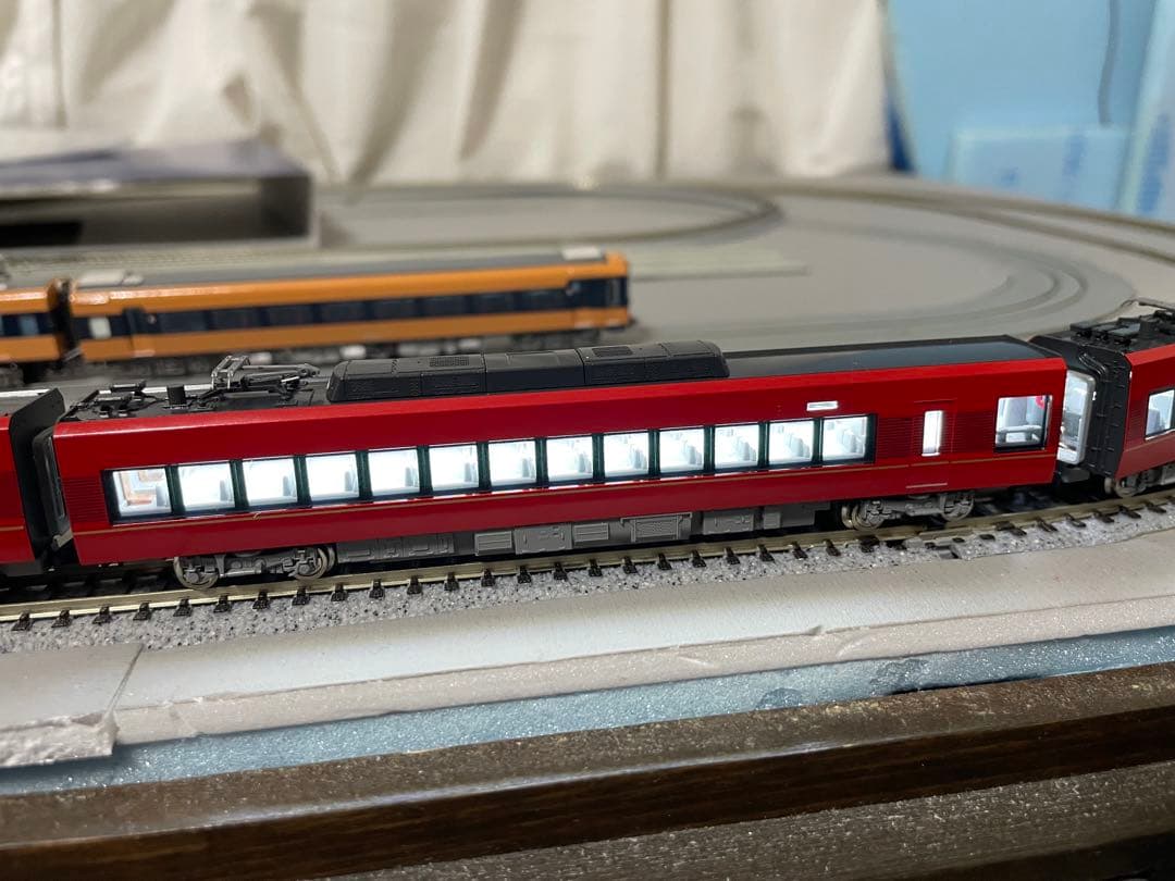 近鉄「ひのとり（8両編成）に室内灯取り付け致します。