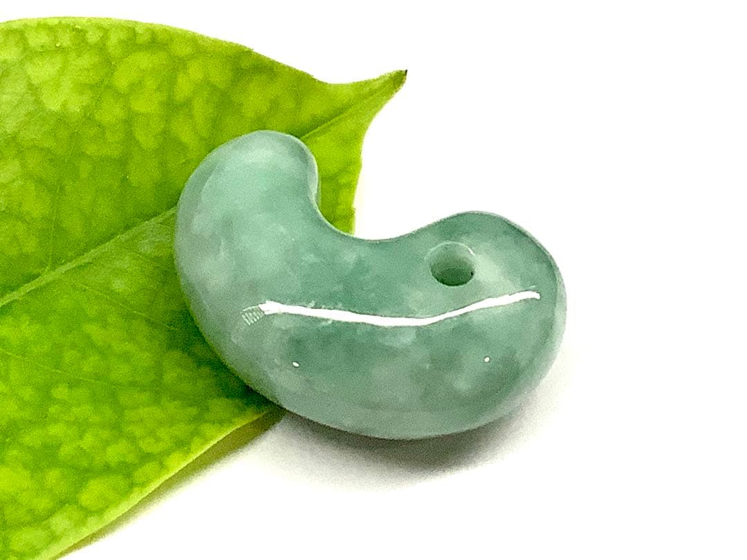 白緑バランス良好美麗‼️ 専門店40~53万円の品質　糸魚川翡翠勾玉　鑑別書付本‼️