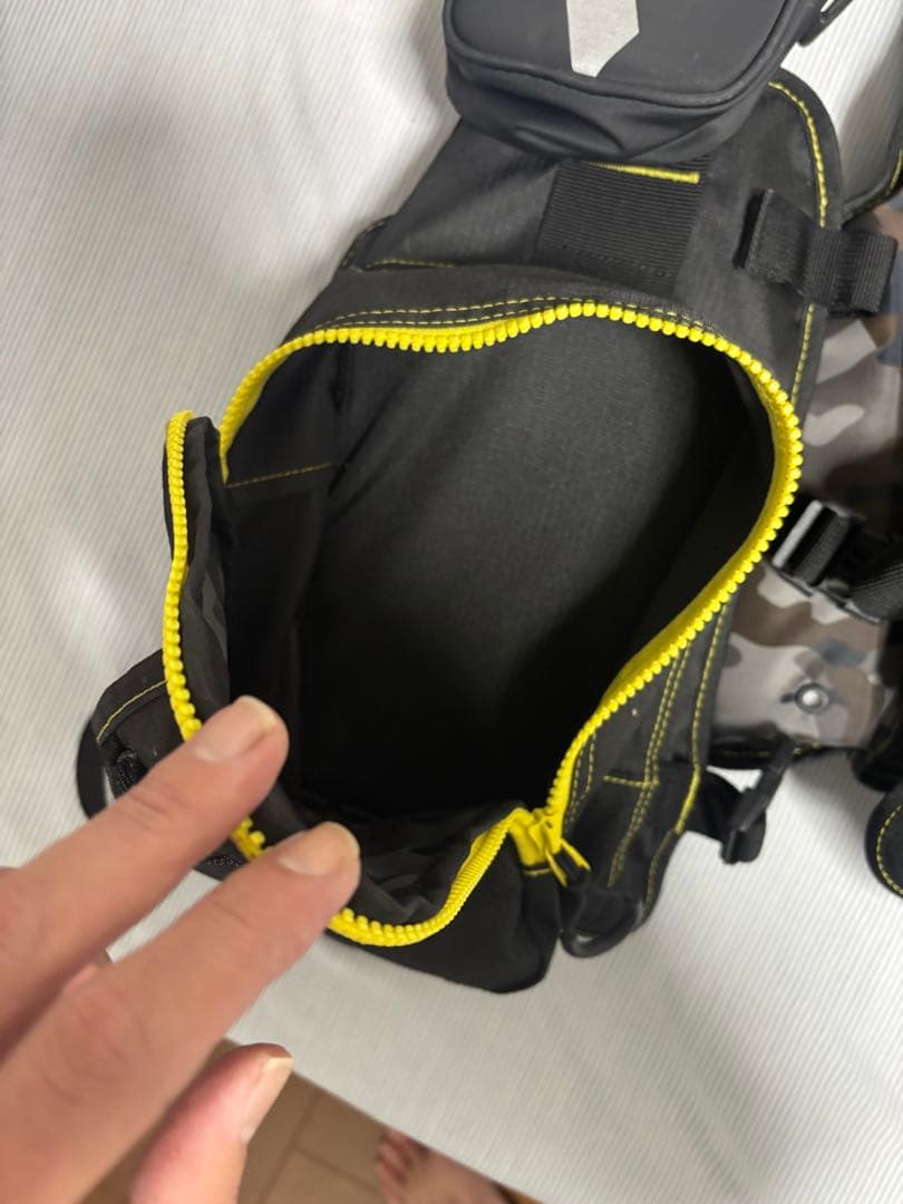 Daiwa フィッシングベスト 黒/黄色 カモフラージュ