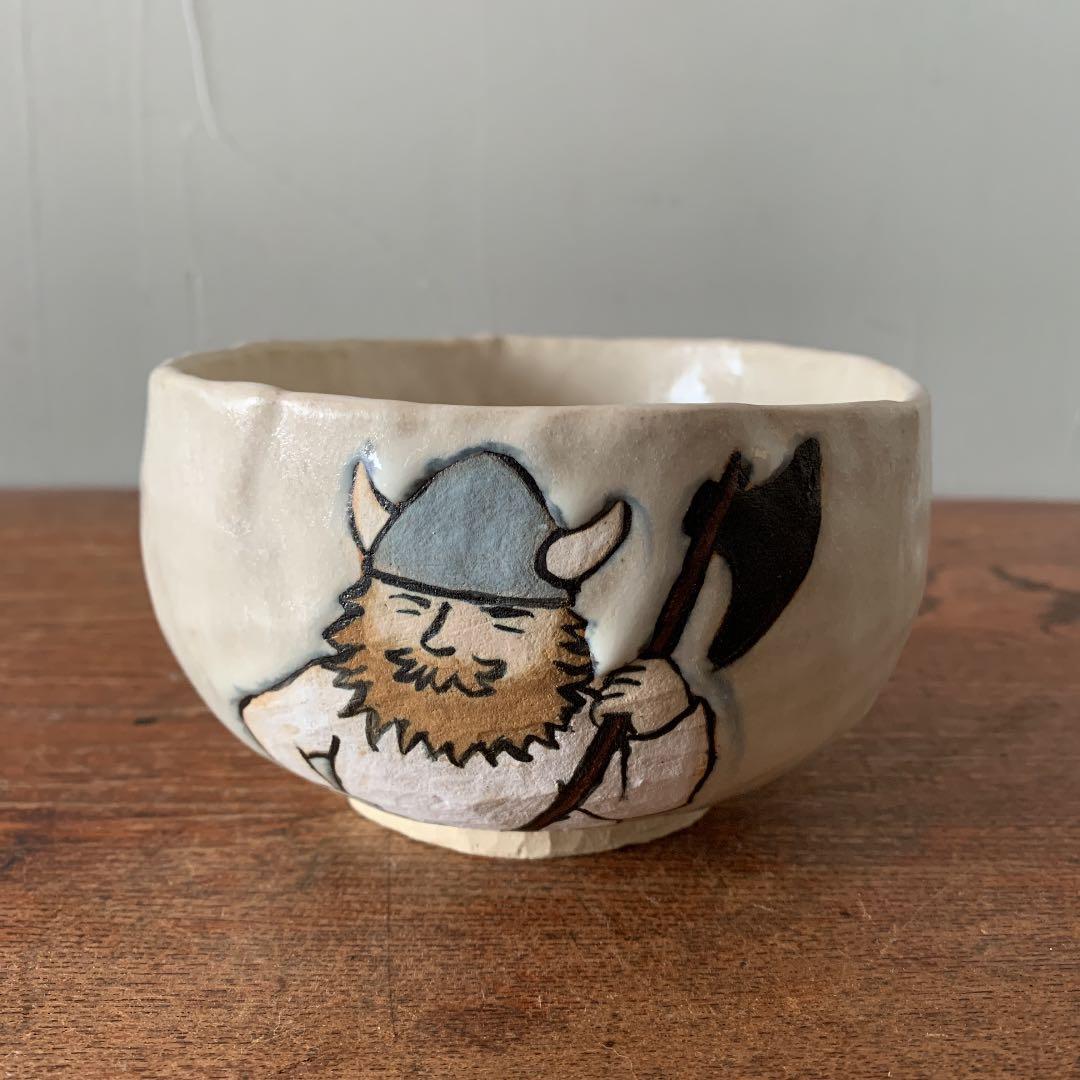 妻の作った　北欧風の犬神家　朝霧に浮かぶスケキヨ・イヌガミと斧琴菊の抹茶茶碗