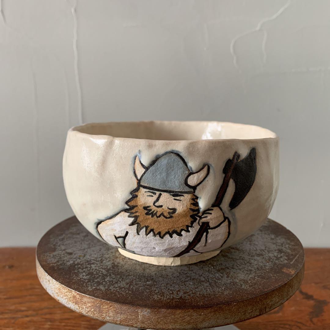 妻の作った　北欧風の犬神家　朝霧に浮かぶスケキヨ・イヌガミと斧琴菊の抹茶茶碗