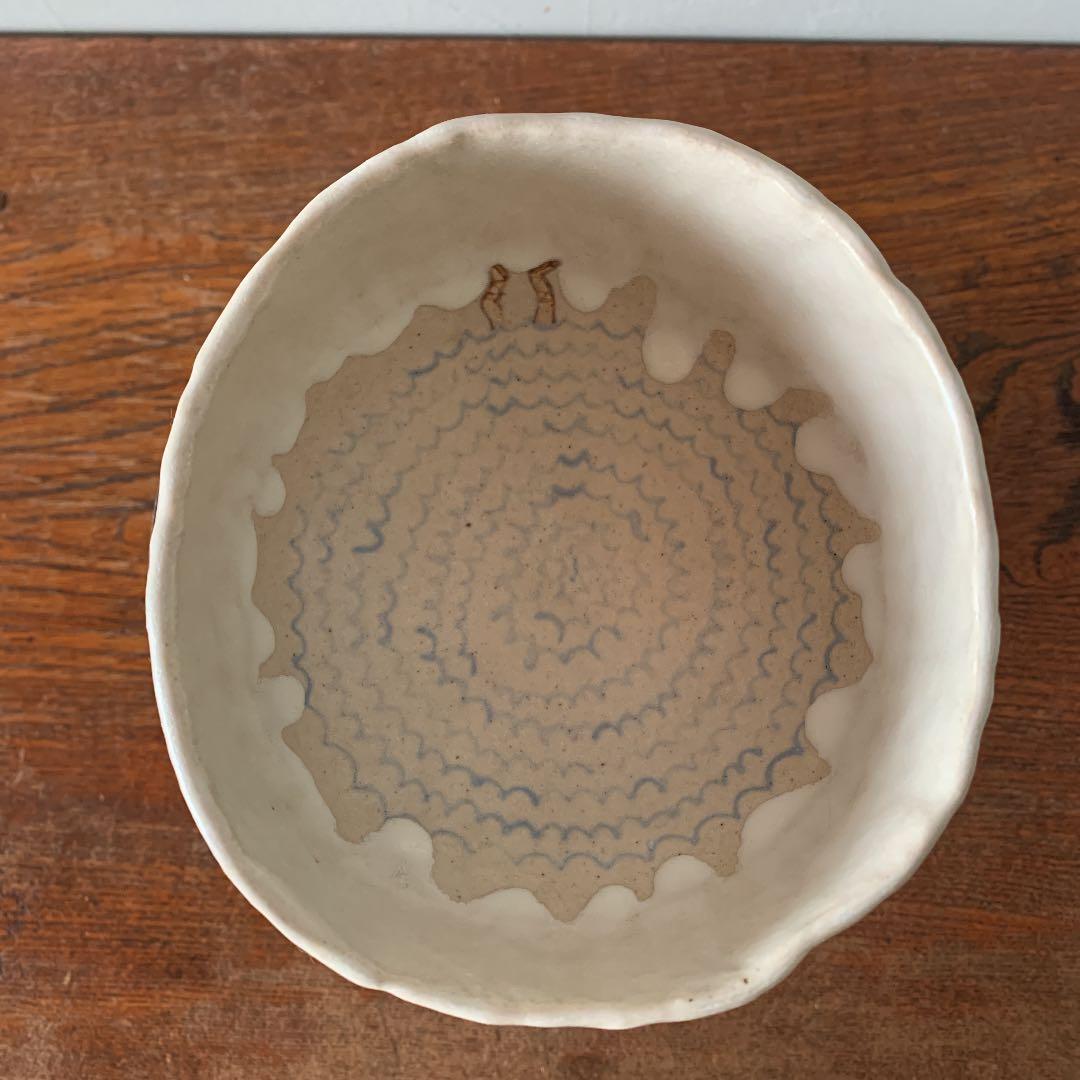 妻の作った　北欧風の犬神家　朝霧に浮かぶスケキヨ・イヌガミと斧琴菊の抹茶茶碗