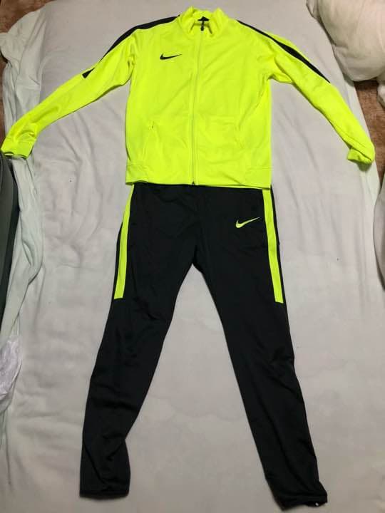 ナイキ スクワッドニット