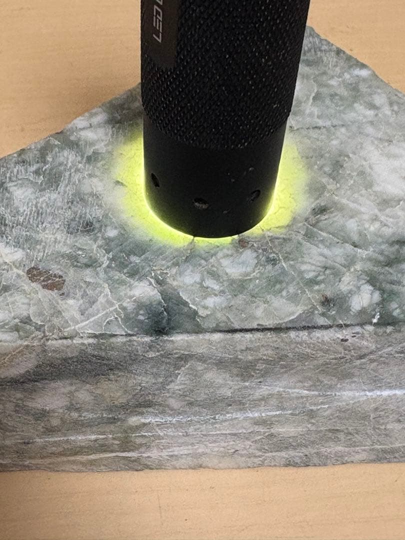 新潟県糸魚川市姫川産巨石天然糸魚川翡翠原石1233g 4面カット磨き無し 国石