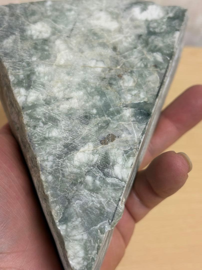 新潟県糸魚川市姫川産巨石天然糸魚川翡翠原石1233g 4面カット磨き無し 国石