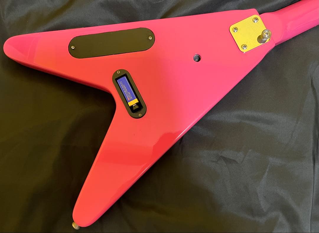 中古品 KGarage Uunior フライングV型 ピンクエレキギター訳あり