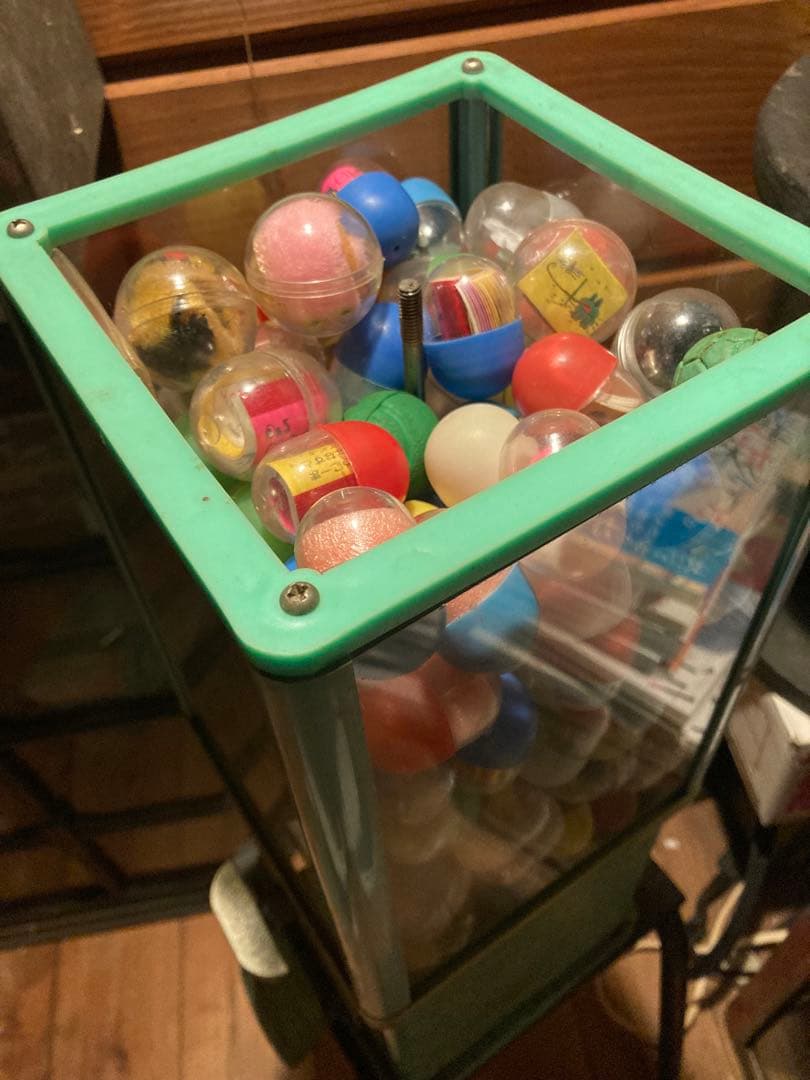 昭和　20円ガチャ　初期ガラス製ガチャの当時物。20円良カプセル込み 脚付き。