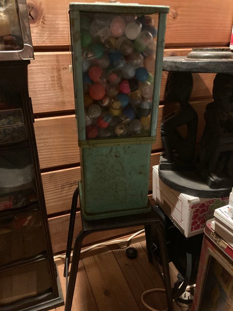 昭和　20円ガチャ　初期ガラス製ガチャの当時物。20円良カプセル込み 脚付き。