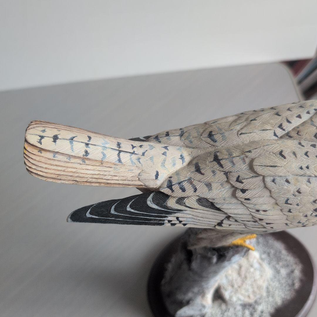 猛禽類の彫刻　　シロハヤブサ 　　バードカービング　木彫りの野鳥　野鳥彫刻