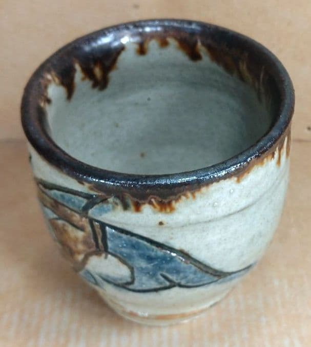 【本物保証】金城次郎 湯呑(魚紋）共箱(本人書付）栞 壷屋焼 人間国宝 美品