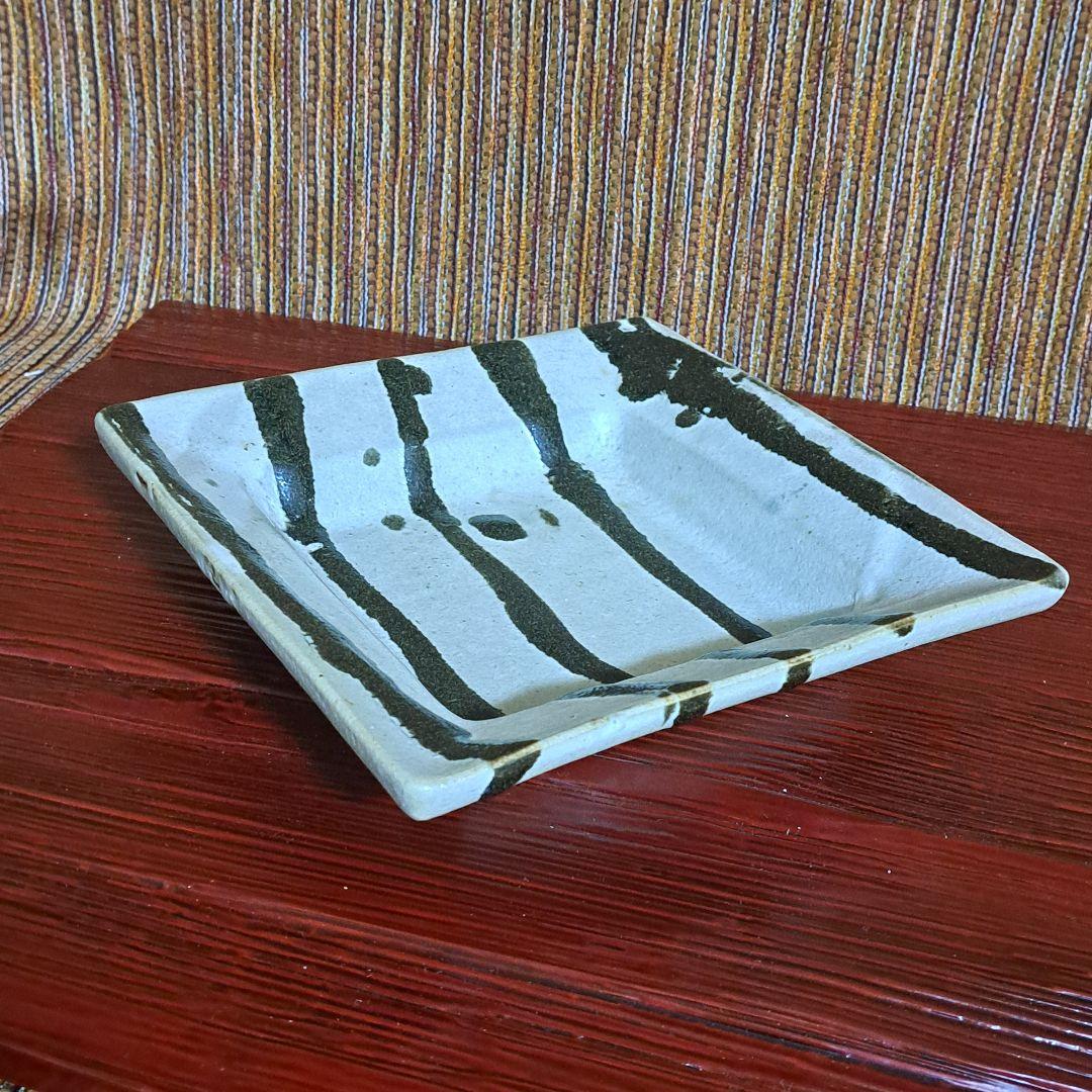 濱田庄司　浜田庄司　糠釉黒流掛角皿　です。