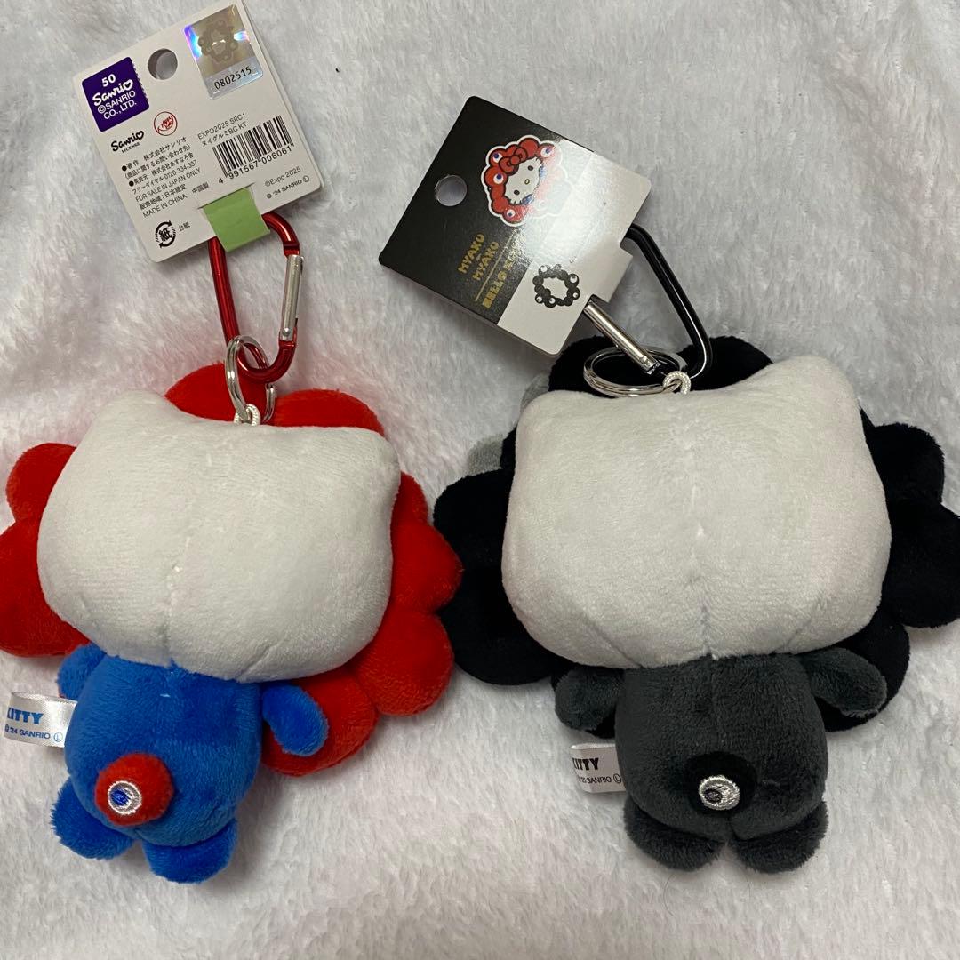 ミャクミャク サンリオ キティ カラビナBC2個セット 赤青 黒