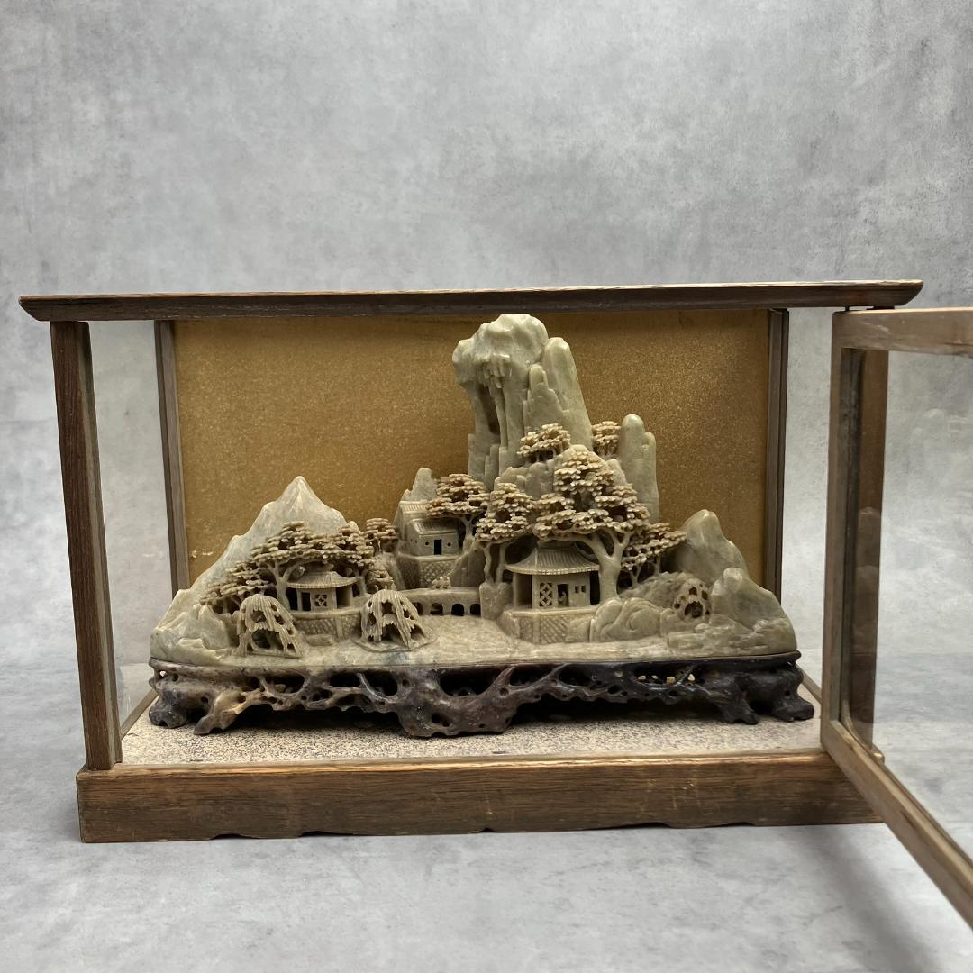 寿山石の彫刻　楼閣山水風景　ジオラマ　中国美術　天然石　水雕　ガラスケース付き